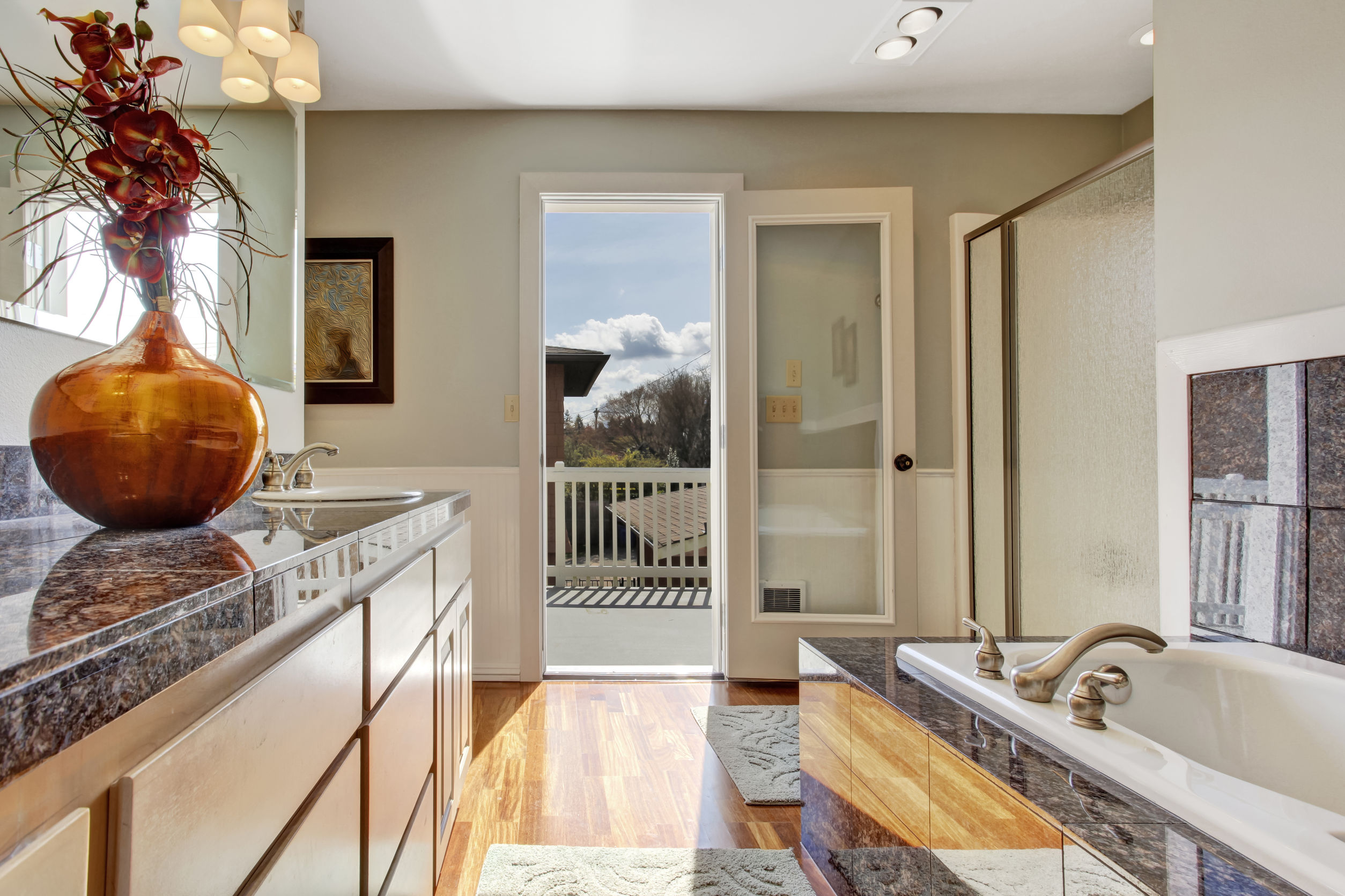 Kaip akmens gaminiai paverčia paprastą vonią asmeninės prabangos zona